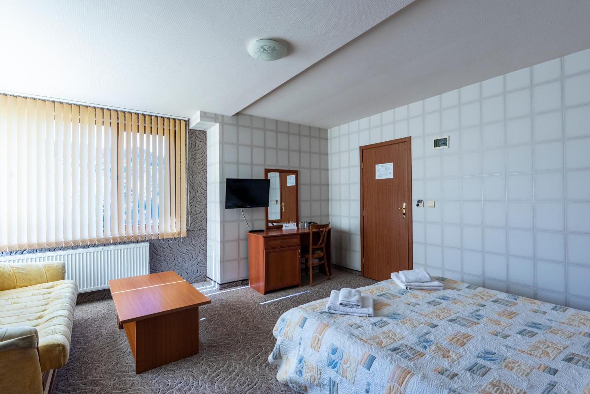 Семеен Хотел Кристал Smolyan Exterior foto